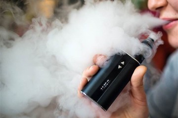 В Азербайджане будут штрафовать за курение электронных сигарет на улицах