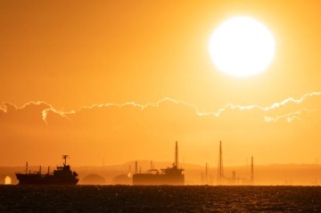 İran Hörmüz boğazında daha bir neft tankerini vurub