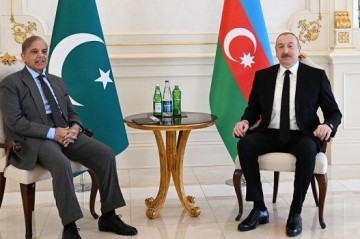 Ильхам Алиев поздравил Шахбаза Шарифа