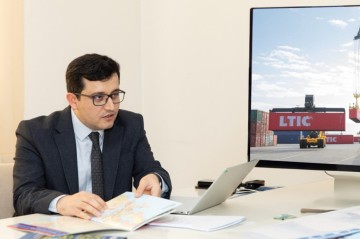 Sədr departament müdirini işdən çıxardı
