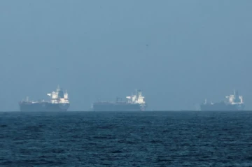 Washington considers insurance guarantees for tankers passing through Hormuz