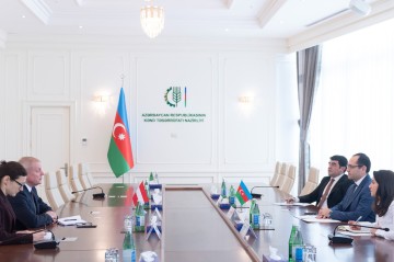 Nazir Latviya səfiri ilə görüşdü -