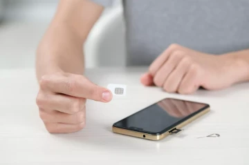 White SIM cards: Privileged users stay online in Iran amid internet shutdown