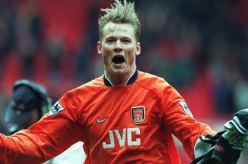 Former Austria goalkeeper Alex Manninger dies in crash
