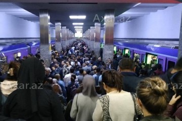 Эвакуация пассажиров метро, застрявших в тоннеле - Видео