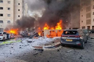 Hezbollah fires rockets at Northern Israel - Video