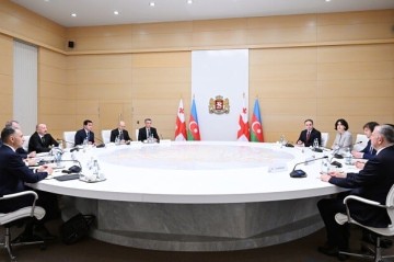 Aliyev holds expanded talks with Georgian PM - Photo