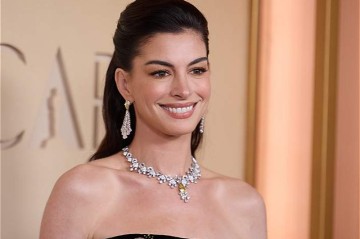 Фанат подарил Энн Хэтэуэй Коран на премьере фильма в Лондоне: момент стал вирусным - ВИДЕО