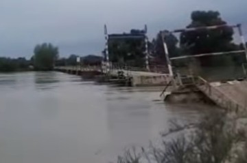 Kürün üstündəki ödənişli körpü dağıldı - Video