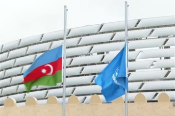 В Баку состоялась церемония поднятия флагов ООН и Азербайджана в рамках WUF13
