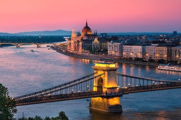 EU flag raised above Hungarian Parliament - Video