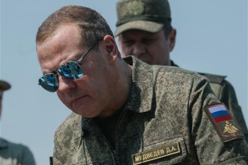 «Завалите хлебало. Это пока цветочки»: Медведев отреагировал на инцидент с БПЛА в Румынии