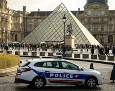 Louvre jewel heist to be adapted for the big screen