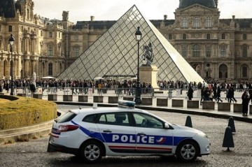 Louvre jewel heist to be adapted for the big screen