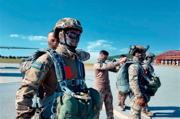 Азербайджанские, турецкие и венгерские военнослужащие отработали задачи по парашютной подготовке на совместных учениях - ВИДЕО