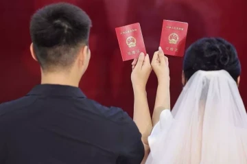 China marriage registrations fall to historic low, Bloomberg reports
