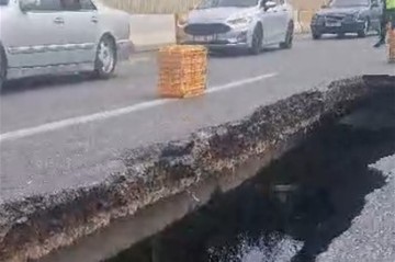 На трассе Баку - Алят обрушился мост: Грузовик провалился в образовавшуюся яму - ВИДЕО