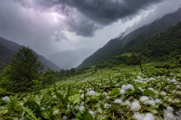 На территории Азербайджана сохраняются интенсивные осадки, местами выпал град