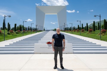 President Ilham Aliyev laid flowers in front of Victory Arch in Khankendi city