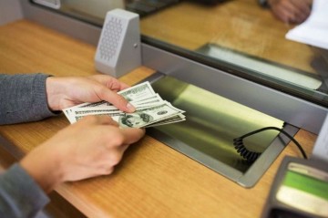 Dollar almaq istəyənlərin   nəzərinə