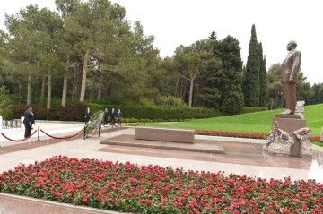 IPU Secretary General pays visit to Alley of Honors and Victory Park (PHOTO)