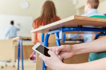 Məktəblərdə telefondan istifadə  olunur? -