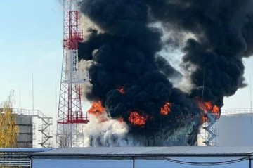 Drone strike sparks major fire in Taganrog oil facilities - Video