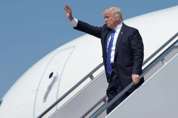 Trump touches down in Beijing ahead of talks with Xi Jinping VIDEO