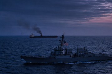 США вывели из строя торговое судно при попытке прорыва блокады иранских портов