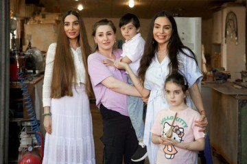 Leyla və Arzu Əliyevalar onun emalatxanasına baş çəkdilər -