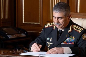 Закир Гасанов поздравил личный состав армии