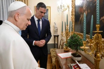 İspaniyada Roma Papasına zeytun ağacı hədiyyə edildi
