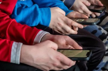 UK ministers to issue guidance on children's screen use