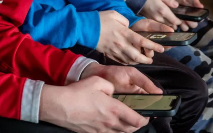 UK ministers to issue guidance on children's screen use
