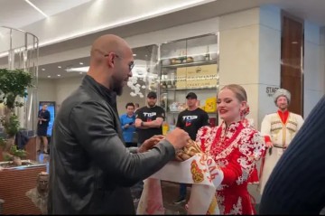 İnsan alverində ittiham olunan qardaşlar Rusiyada təmtəraqla qarşılandı - Video
