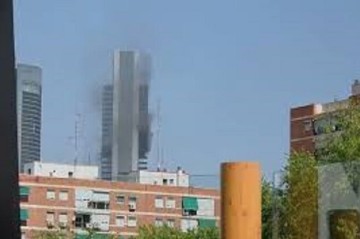 Madrid skyscraper evacuated after heavy smoke - Video