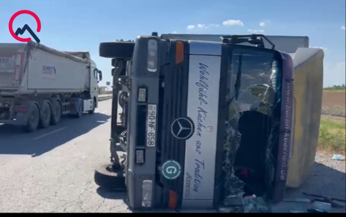 Kürdəmirdə “Mersedes” “Şevrolet” ilə toqquşdu - Xəsarət alanlar var-Fotolar
