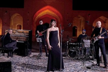İranda müğənni və komandasına şallaq cəzası - Foto - Video