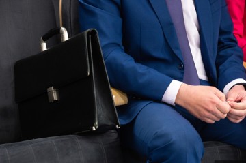 Nöqsana görə qovulan direktor qayıtmağı tələb etdi -