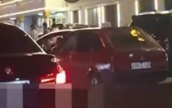 Bakıda şadlıq sarayının qarşısında kütləvi dava: Polis hərəkətə keçdi -