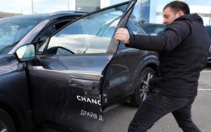 Bakıda taksi sürücüsü “Changan”ın qapısını kobud açan