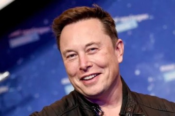 İlon Mask "SpaceX"in zəfərini kosmodromda mühəndislərlə qeyd etdi