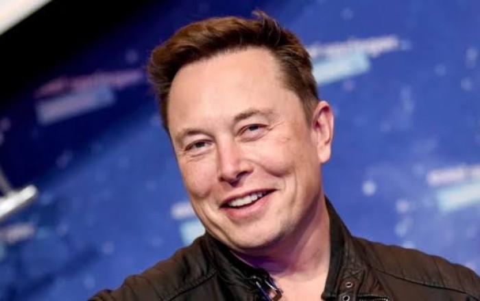 İlon Mask "SpaceX"in zəfərini kosmodromda mühəndislərlə qeyd etdi