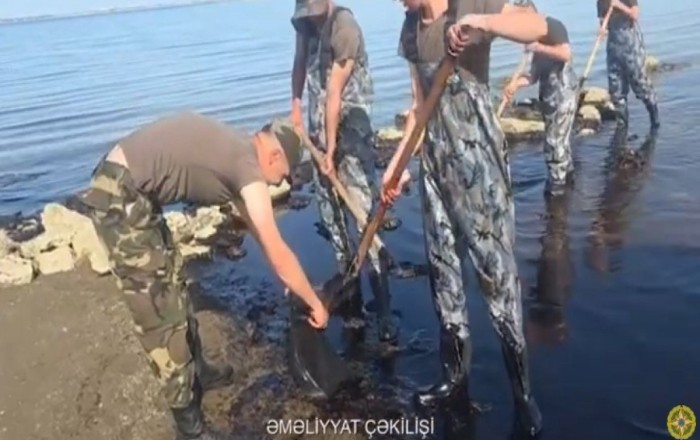 Dübəndidə sahilə yığılan neft qalıqları təmizləndi -