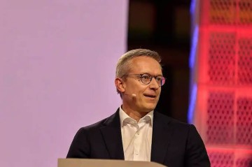 Almaniyalı nazir çıxışlarının üçdə birində süni intellektdən istifadə edib -