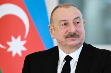 Prezidentə təbriklər gəlir -