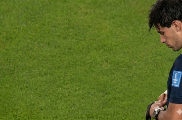 Futbolçu hakimin saatını oğurlayıb qoluna taxdı -