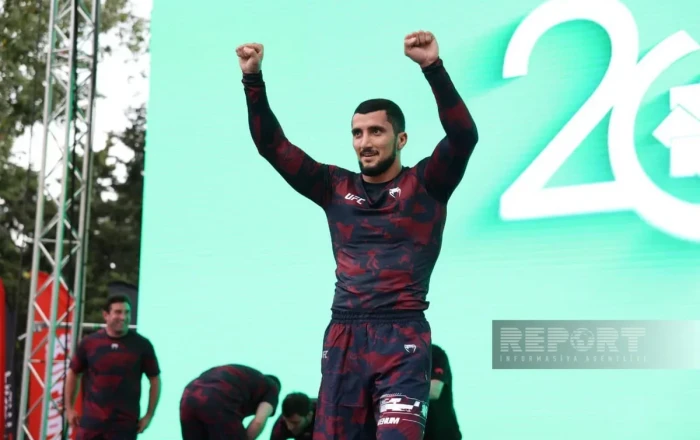 Бойцы UFC встретились с болельщиками в Баку
