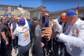 Nə qədər cəhd etsə də, göyərçini uçura bilmədi - Video