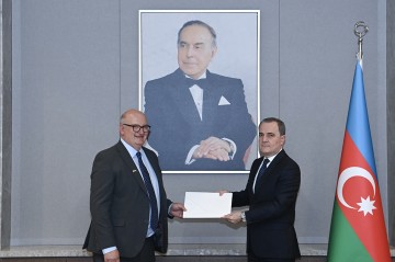 Norman etimadnaməsinin surətini Bayramova təqdim etdi